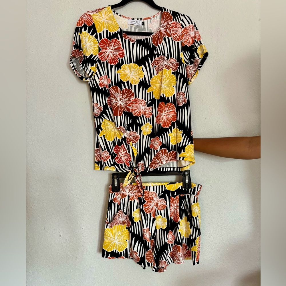 EUC Ava Sky Hibiscus Set size Small